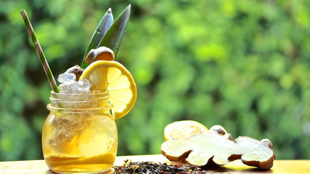 Cocktail green tea yang menyegarkan dengan soda